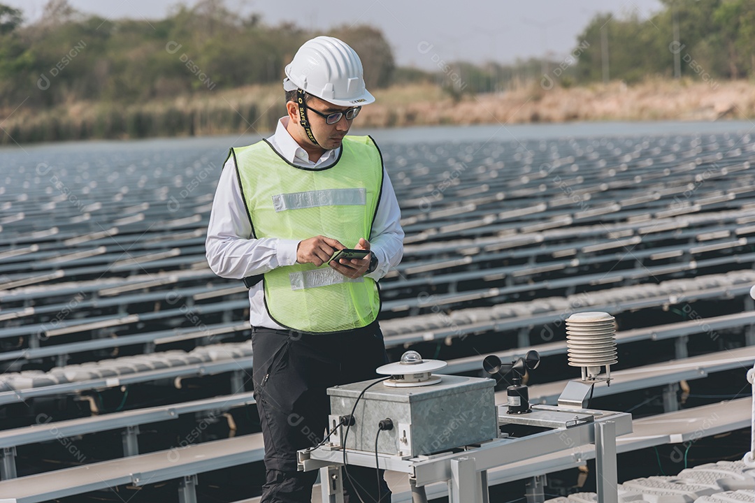 Homem profissional em placas fotovoltaicas com capacete de segurança