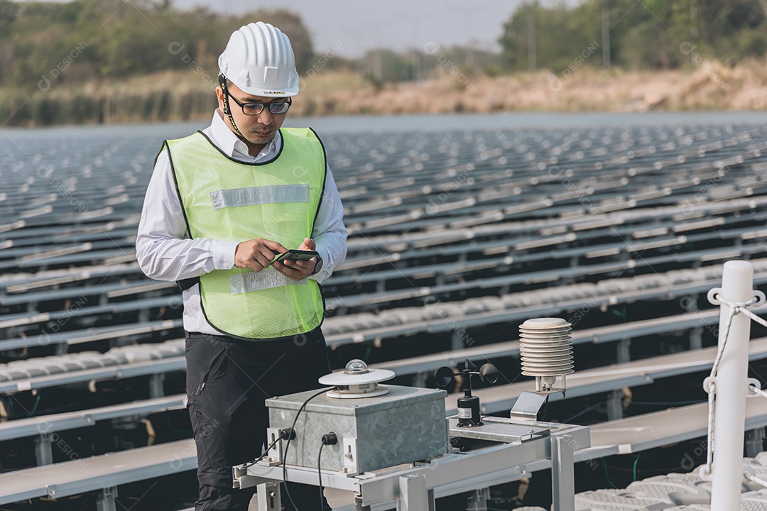 Homem profissional em placas fotovoltaicas com capacete de segurança