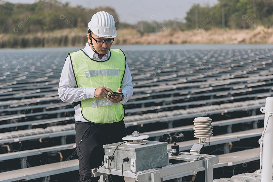 Homem profissional em placas fotovoltaicas com capacete de segurança