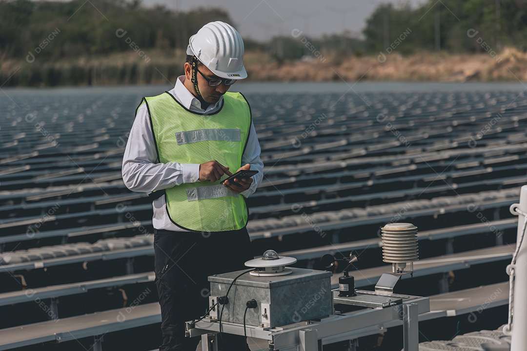 Homem profissional em placas fotovoltaicas com capacete de segurança