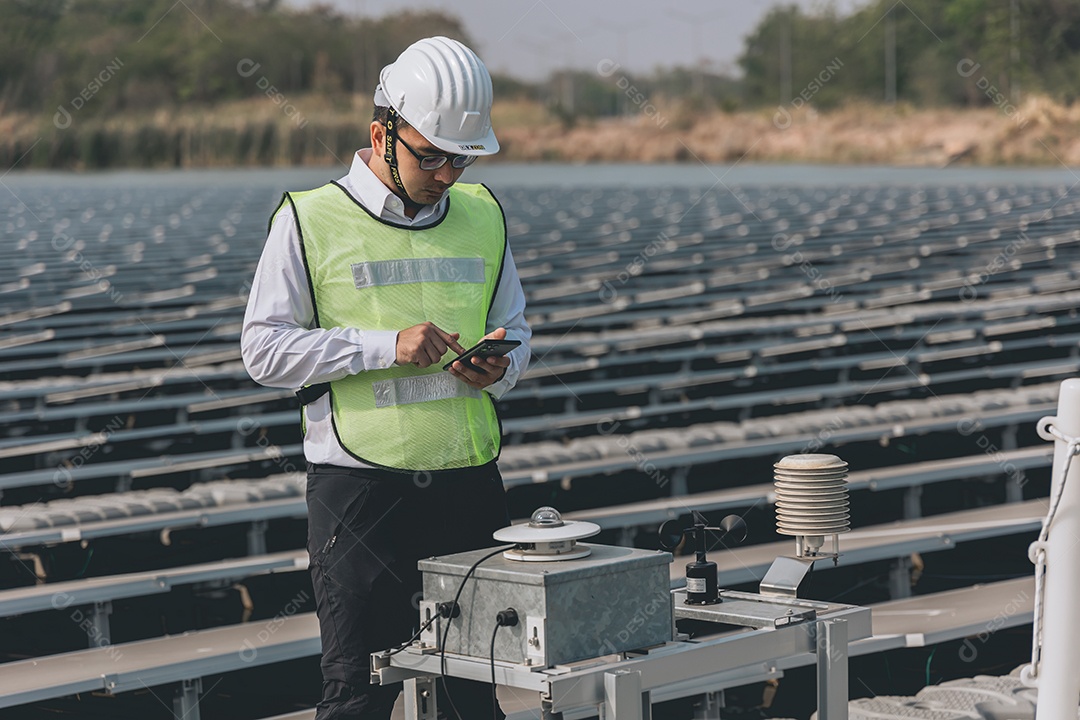 Homem profissional em placas fotovoltaicas com capacete de segurança