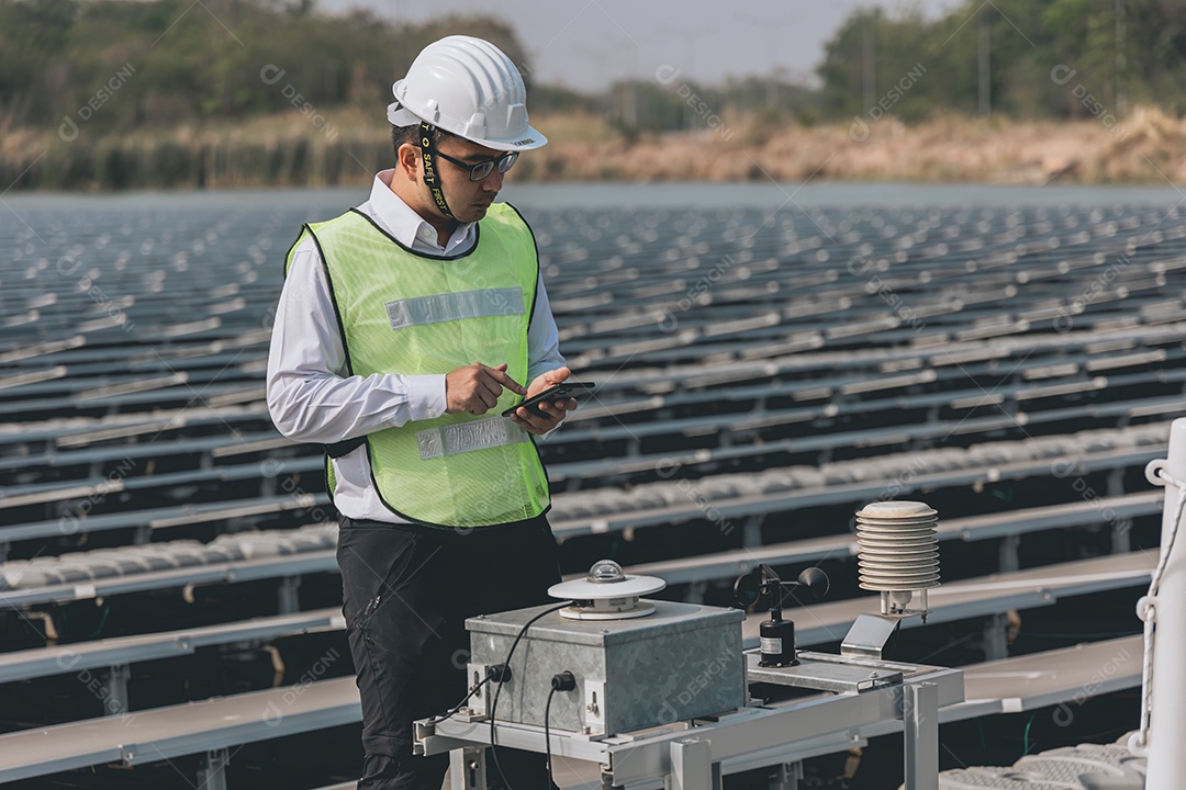 Homem profissional em placas fotovoltaicas com capacete de segurança