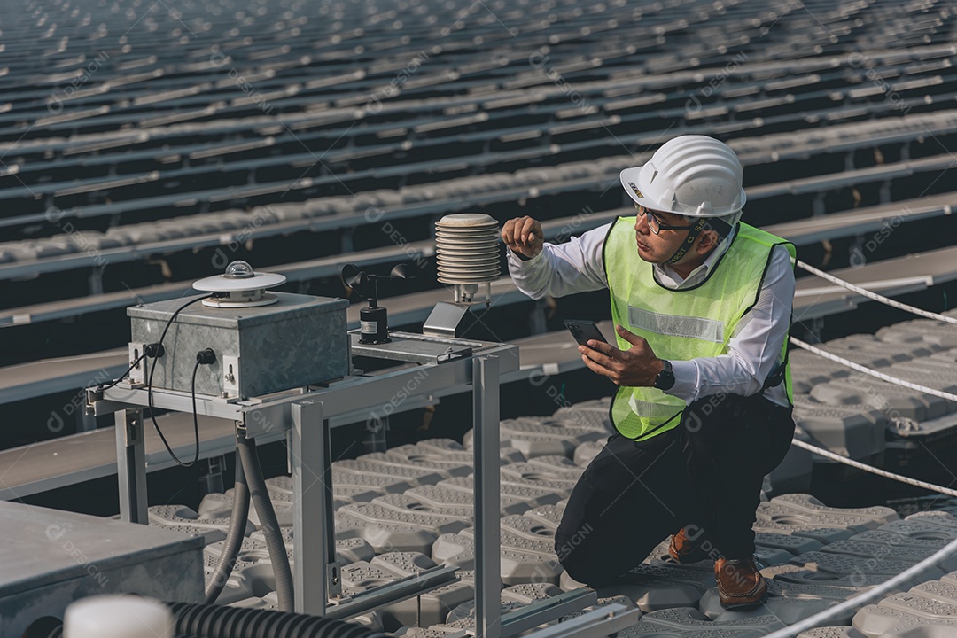 Homem profissional de placas fotovoltaicas com capacete de segurança
