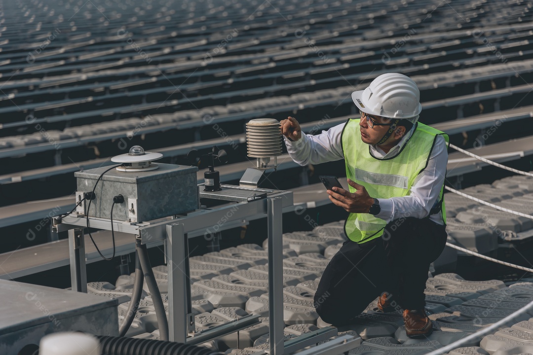 Homem profissional de placas fotovoltaicas com capacete de segurança