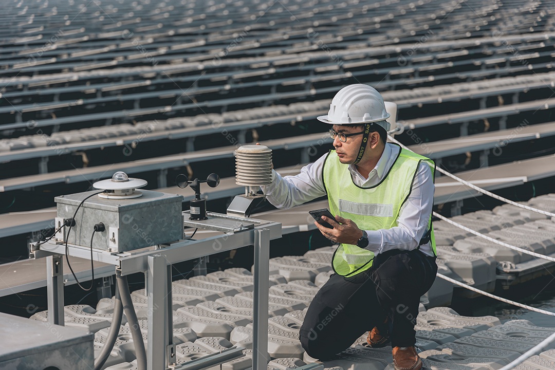 Homem profissional de placas fotovoltaicas com capacete de segurança