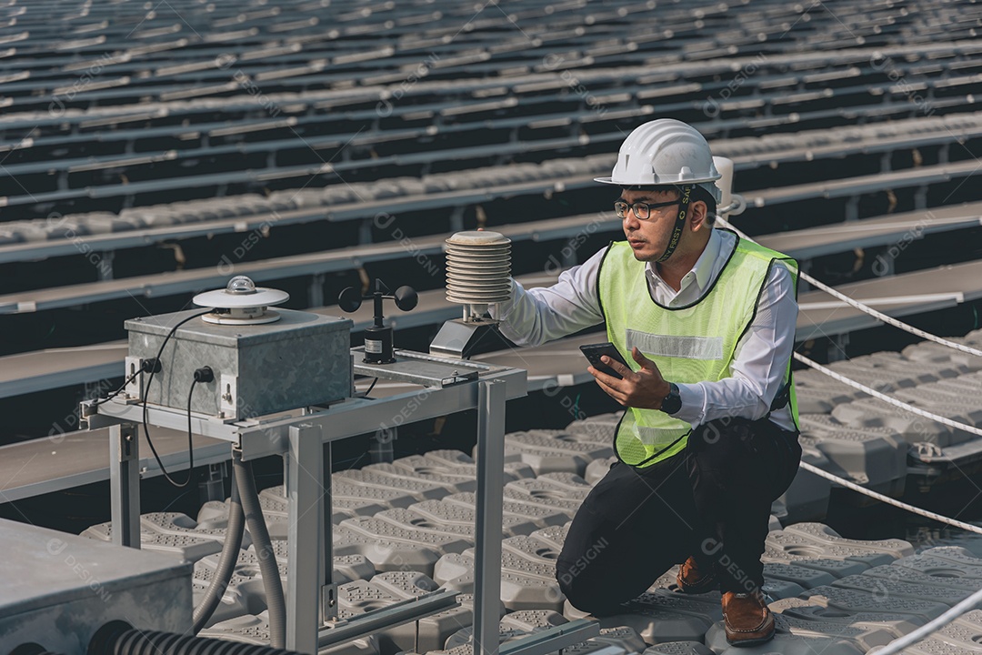 Homem profissional de placas fotovoltaicas com capacete de segurança