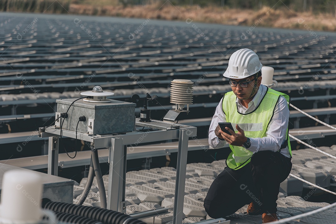 Homem profissional de placas fotovoltaicas com capacete de segurança