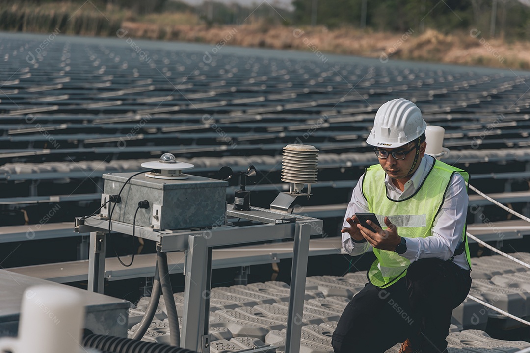 Homem técnico de placas fotovoltaicas com capacete de segurança