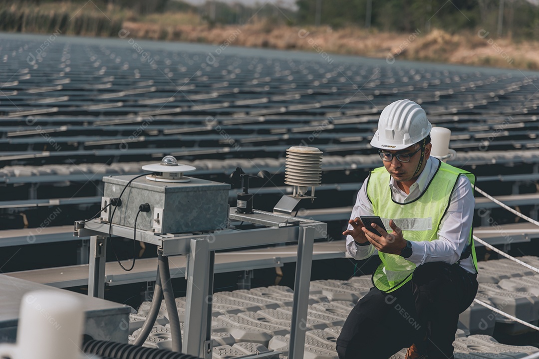 Homem técnico de placas fotovoltaicas com capacete de segurança