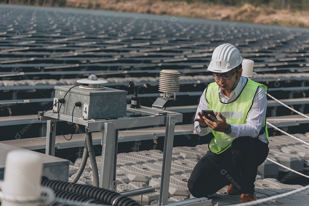 Homem técnico de placas fotovoltaicas com capacete de segurança