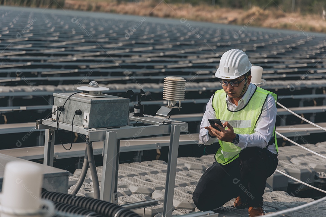 Homem técnico de placas fotovoltaicas com capacete de segurança