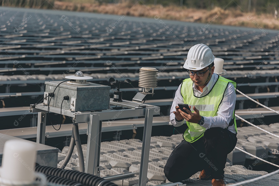 Homem técnico de placas fotovoltaicas com capacete de segurança