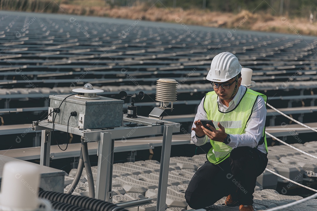 Homem técnico de placas fotovoltaicas com capacete de segurança