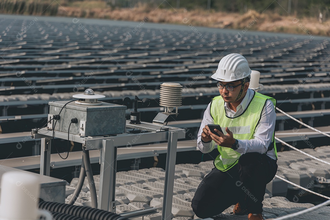 Homem técnico de placas fotovoltaicas com capacete de segurança