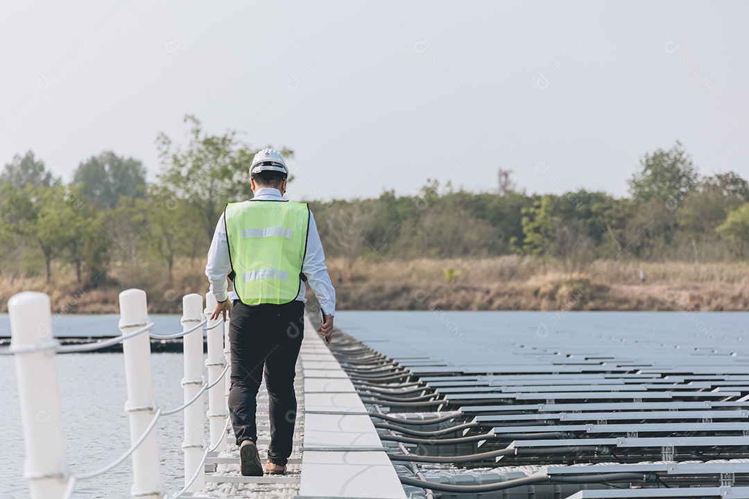 Homem técnico de placas fotovoltaicas com capacete de segurança
