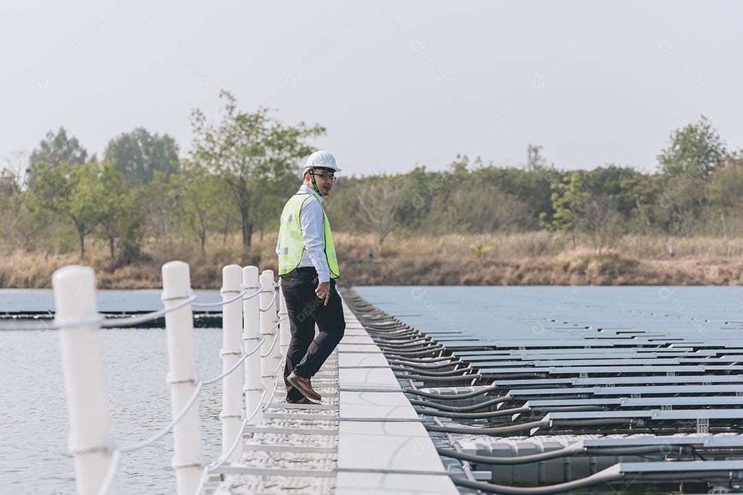 Homem técnico de placas fotovoltaicas com capacete de segurança