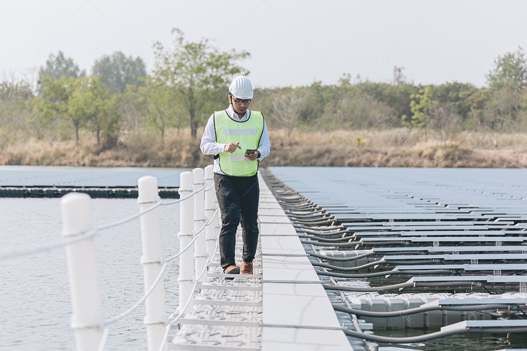 Homem profissional de placas fotovoltaicas com capacete de segurança