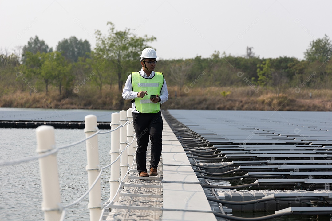 Homem profissional de placas fotovoltaicas com capacete de segurança