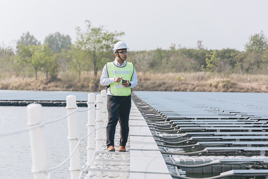 Homem profissional de placas fotovoltaicas com capacete de segurança