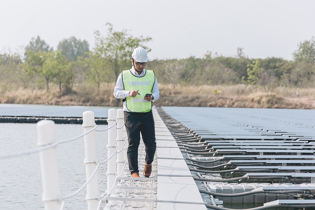 Homem profissional de placas fotovoltaicas com capacete de segurança