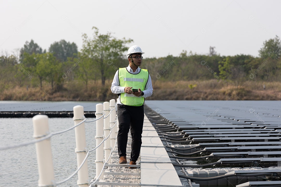 Homem profissional de placas fotovoltaicas com capacete de segurança
