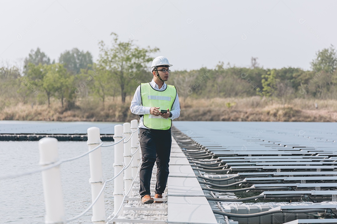 Homem profissional de placas fotovoltaicas com capacete de segurança
