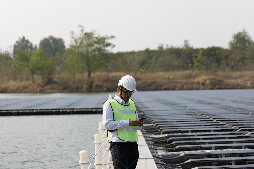 Homem profissional de placas fotovoltaicas com capacete de segurança