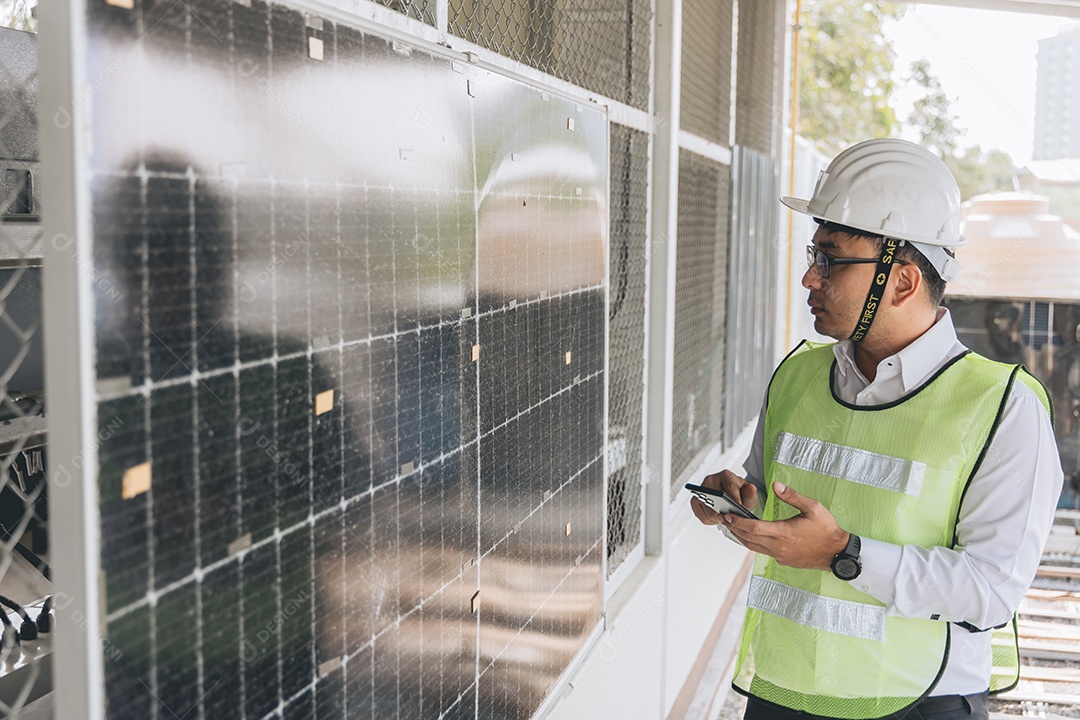 Homem profissional de placas fotovoltaicas com capacete de segurança