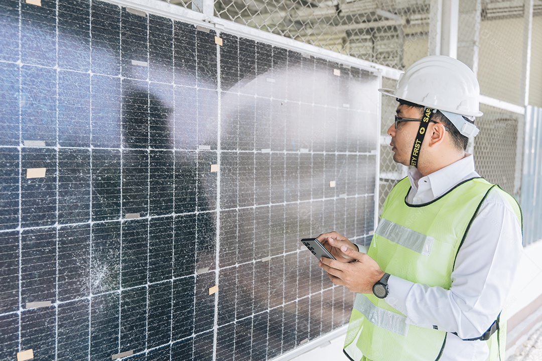 Homem profissional de placas fotovoltaicas com capacete de segurança