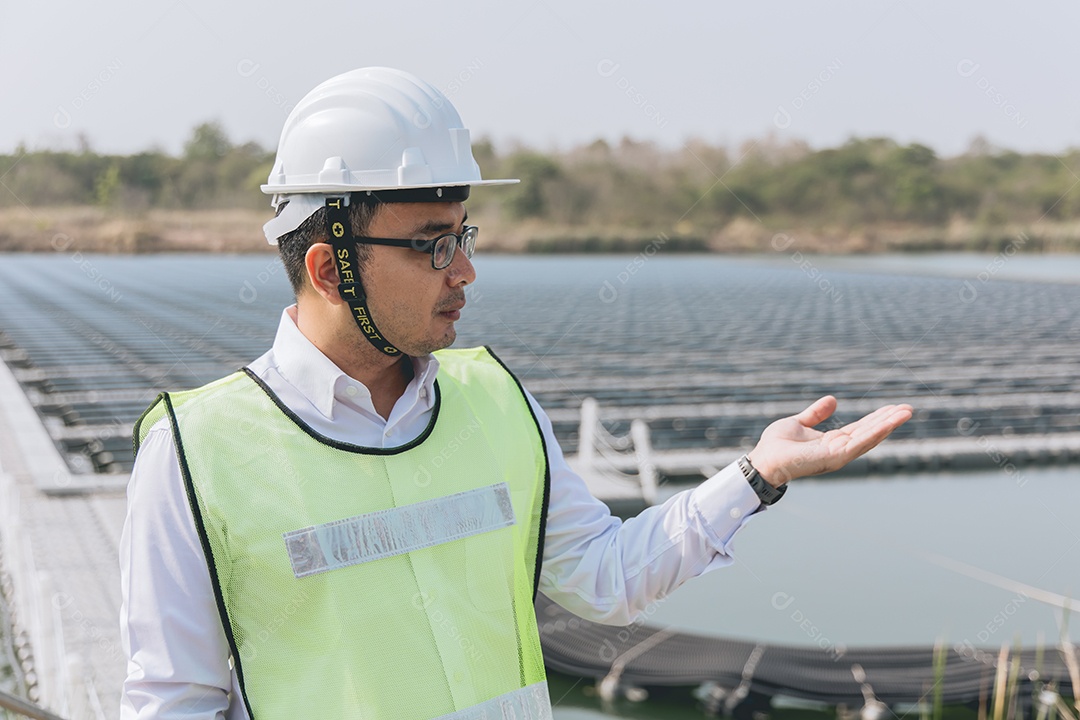 Homem profissional com colete e capacete de segurança