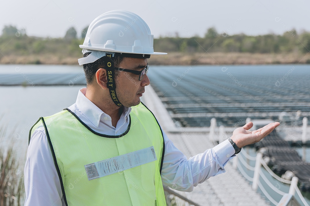 Homem profissional com colete e capacete de segurança