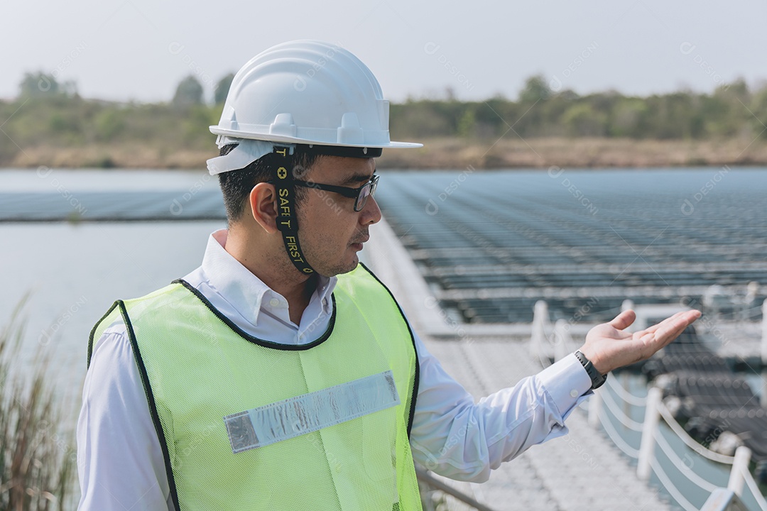 Homem profissional com colete e capacete de segurança