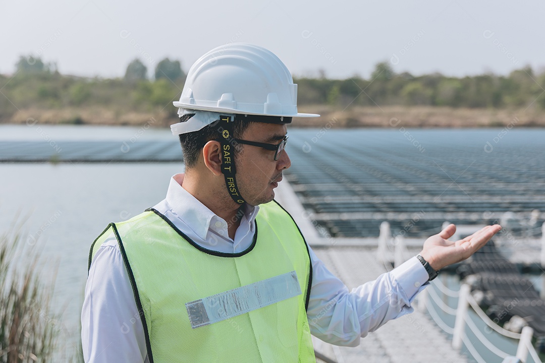 Homem profissional em placas fotovoltaicas com capacete de segurança