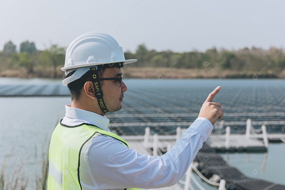 Homem profissional em placas fotovoltaicas com capacete de segurança