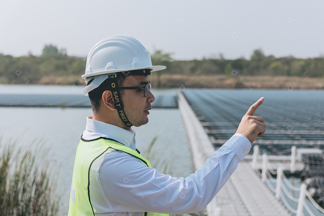 Homem profissional em placas fotovoltaicas com capacete de segurança