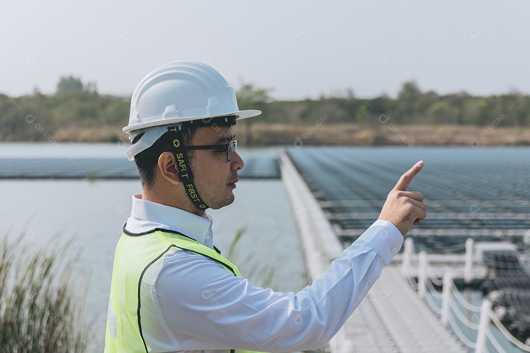 Homem profissional em placas fotovoltaicas com capacete de segurança