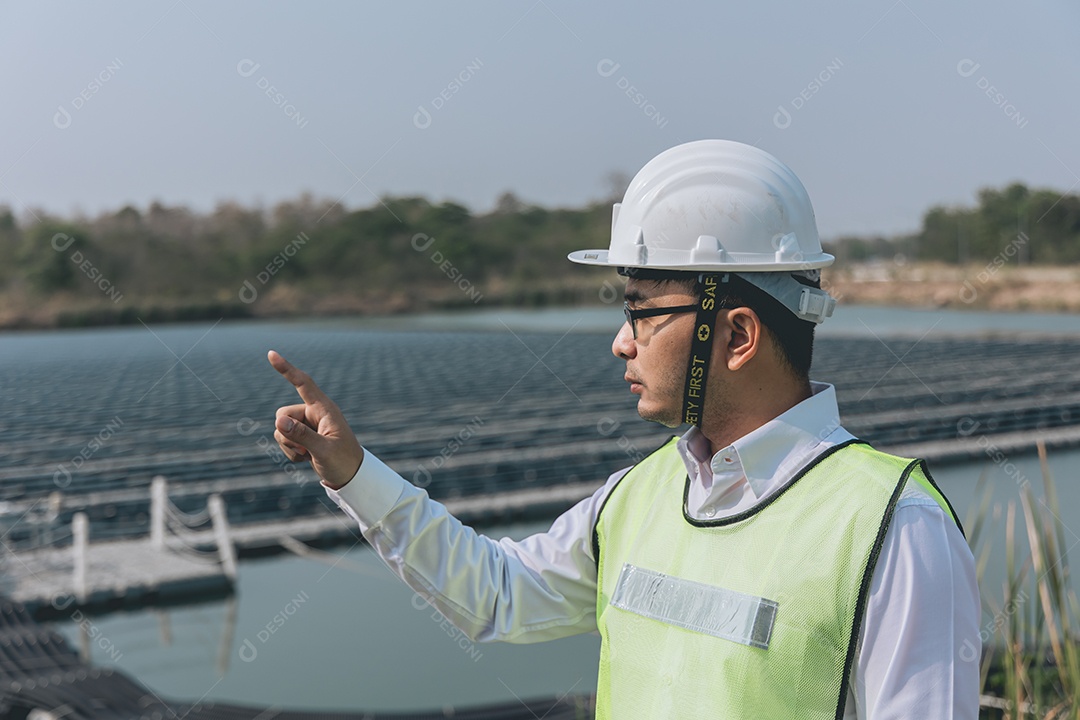 Homem profissional em placas fotovoltaicas com capacete de segurança