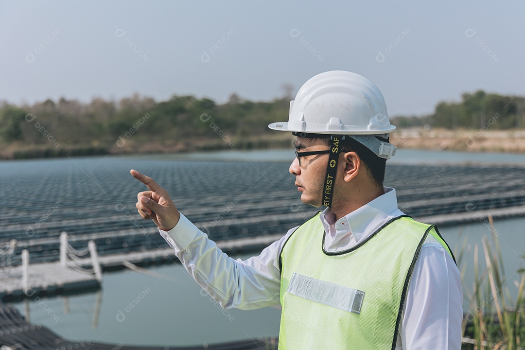 Homem profissional em placas fotovoltaicas com capacete de segurança