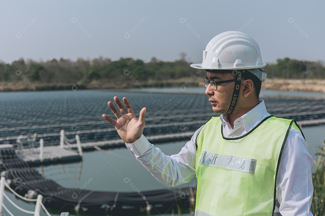 Homem profissional em placas fotovoltaicas com capacete de segurança