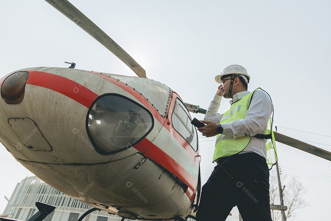 Mecânico consertando um helicóptero