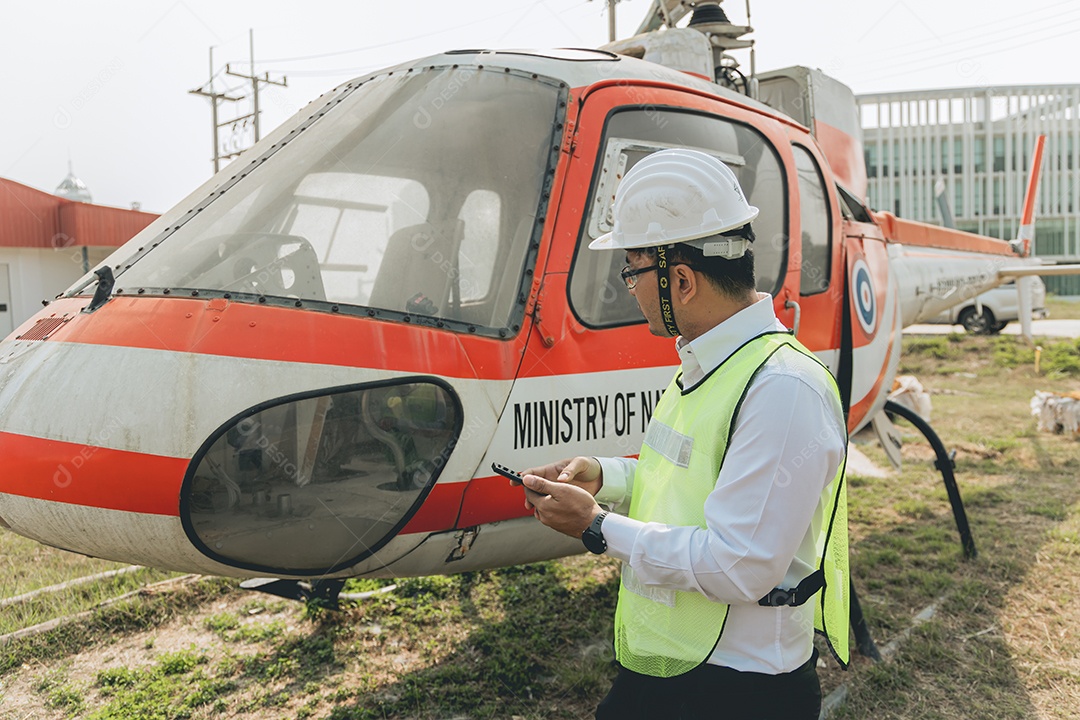 Mecânico consertando um helicóptero
