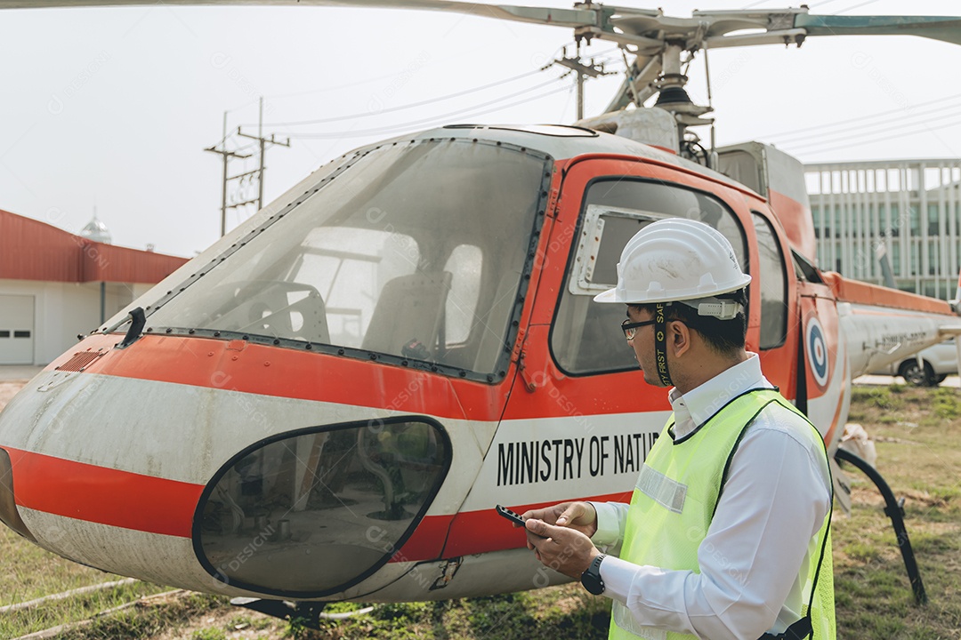Mecânico consertando um helicóptero