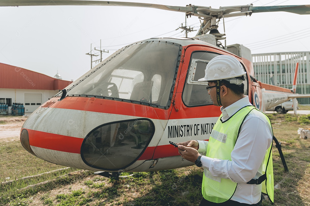 Mecânico consertando um helicóptero