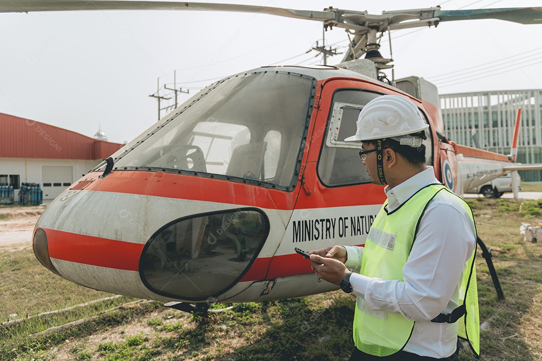 Mecânico consertando um helicóptero