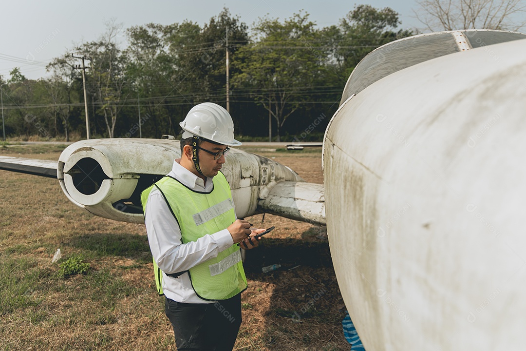 Engenheiro de manutenção de um motor de helicóptero.
