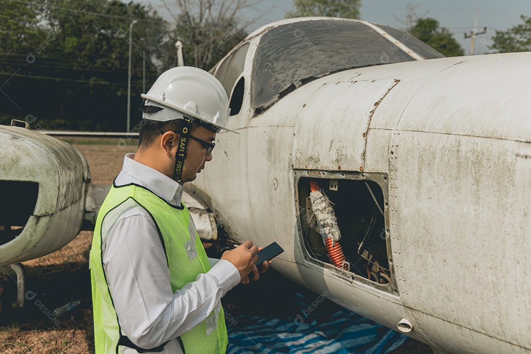 Engenheiro de manutenção de um motor de helicóptero.