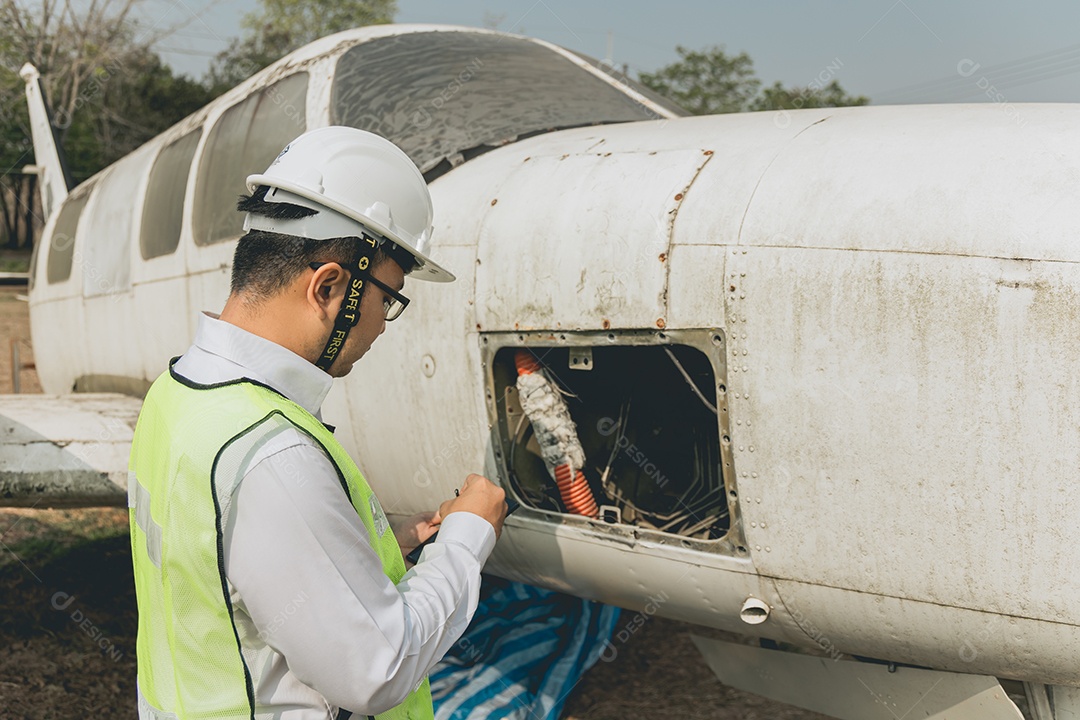 Engenheiro de manutenção de um motor de helicóptero.