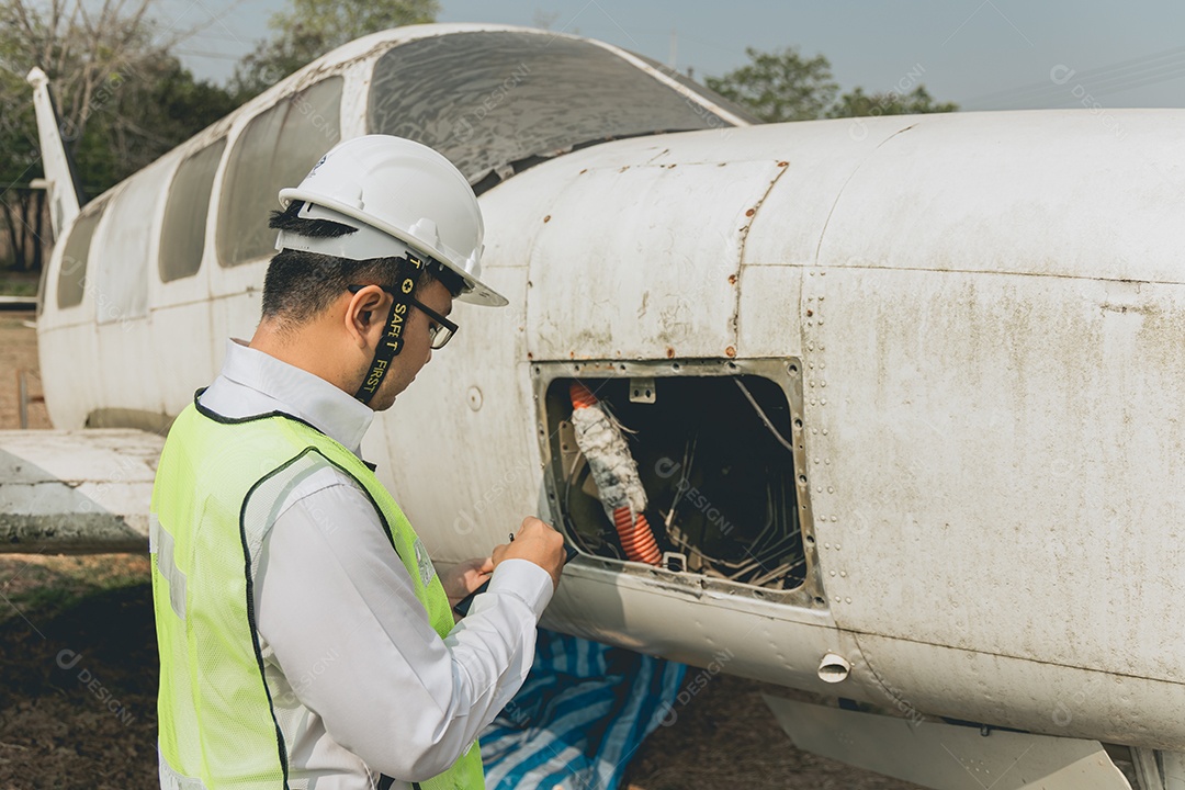 Engenheiro de manutenção de um motor de helicóptero.