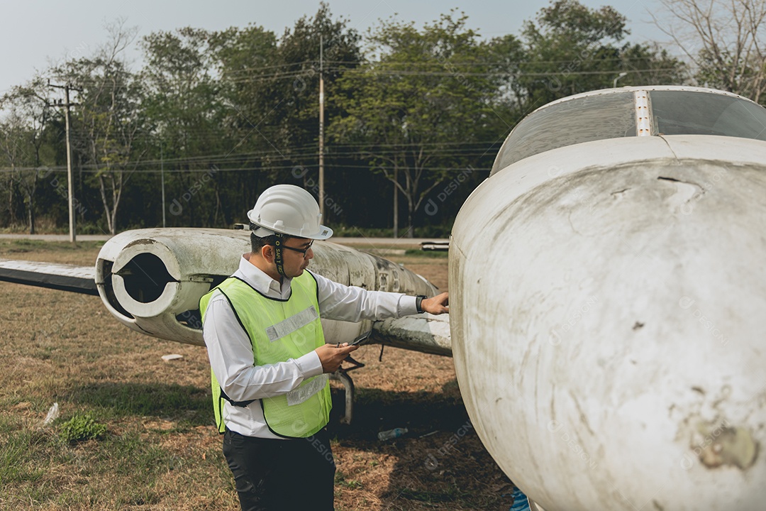 Engenheiro de manutenção de um motor de helicóptero.