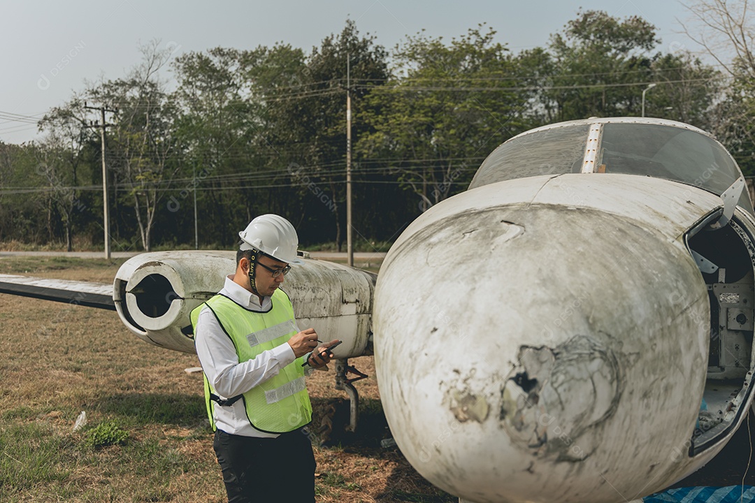 Engenheiro de manutenção de um motor de helicóptero.